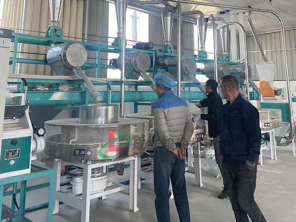 鶴壁客戶(hù)訂購(gòu)4+2組石磨面粉機(jī)，運(yùn)行良好